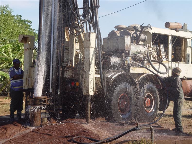 Establishing a groundwater well in Mochudi, Botswana. Vogel 2010